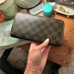 Louis Vuitton zippy wallet